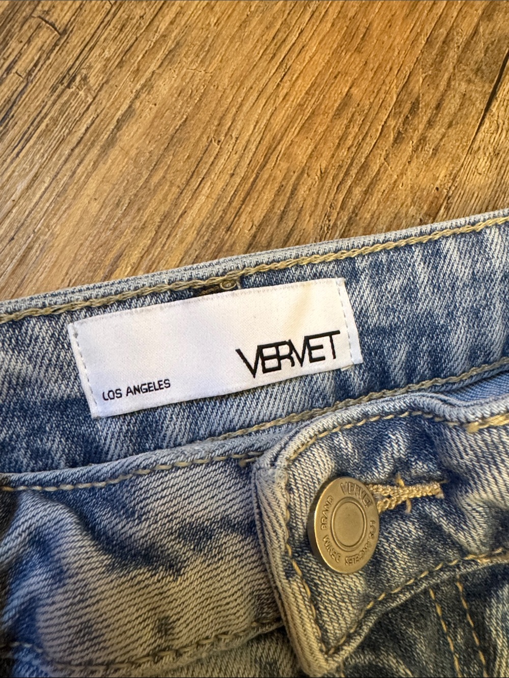 Relaxed Light Wash Women's Jeans with Utility Pockets - Picture 2 of 4